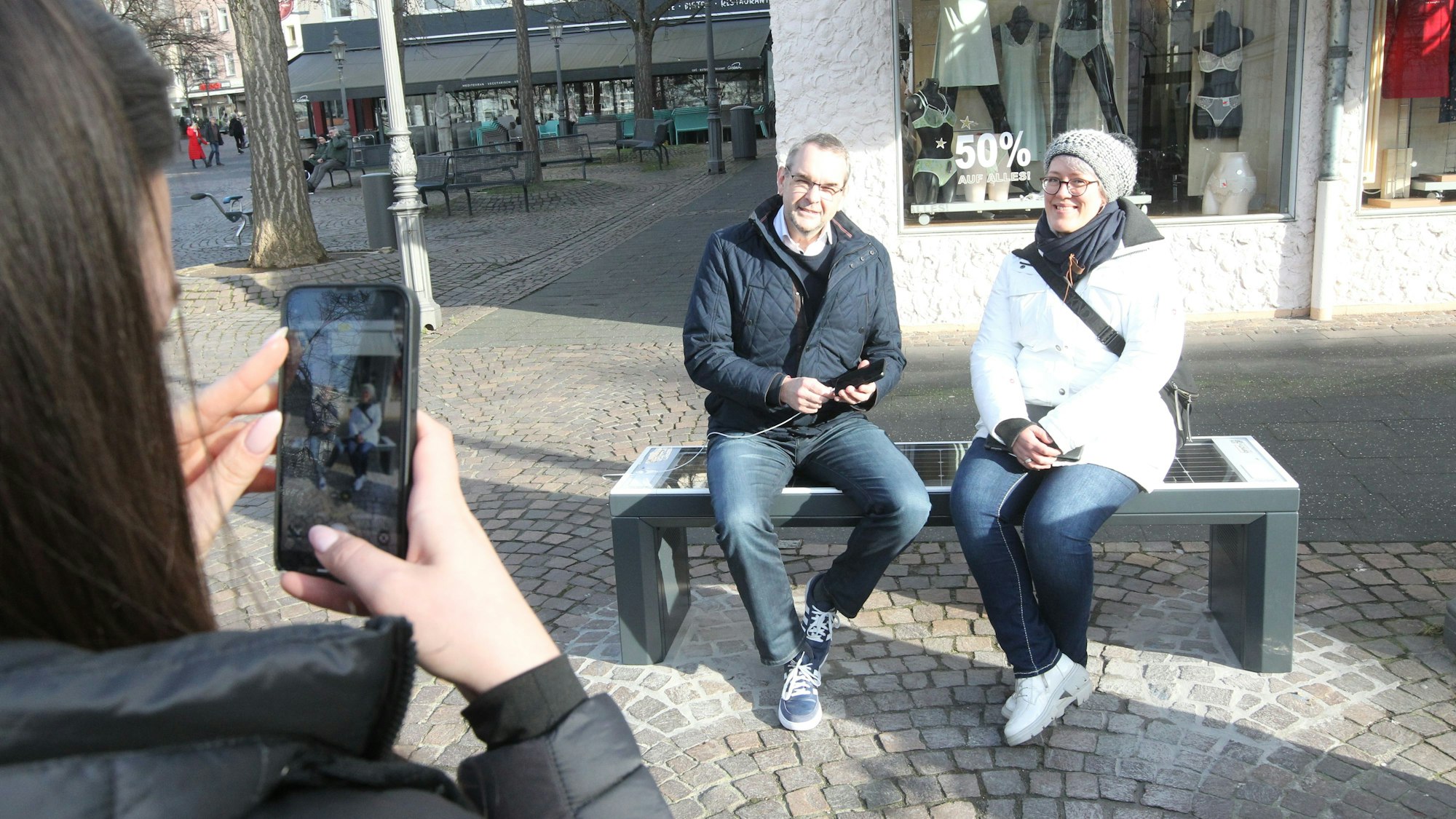 In Siegburg gibt es jetzt eine Solarbank. Bürgermeister Stefan Rosemann und Tanja Marks vom Umweltamt stellte das Projekt vor.