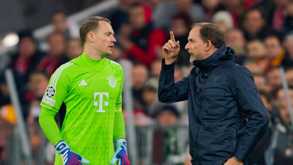 Thomas Tuchel und Manuel Neuer diskutieren beim Spiel des FC Bayern gegen Galatasaray.