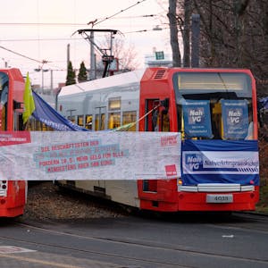 Zwei Straßenbahnen der KVB versperren die Zufahrt zu einem Betriebshof der Kölner Verkehrsbetriebe. Die Gewerkschaft Verdi für Freitag zu einem Warnstreik im ÖPNV aufgerufen. (Archivbild)