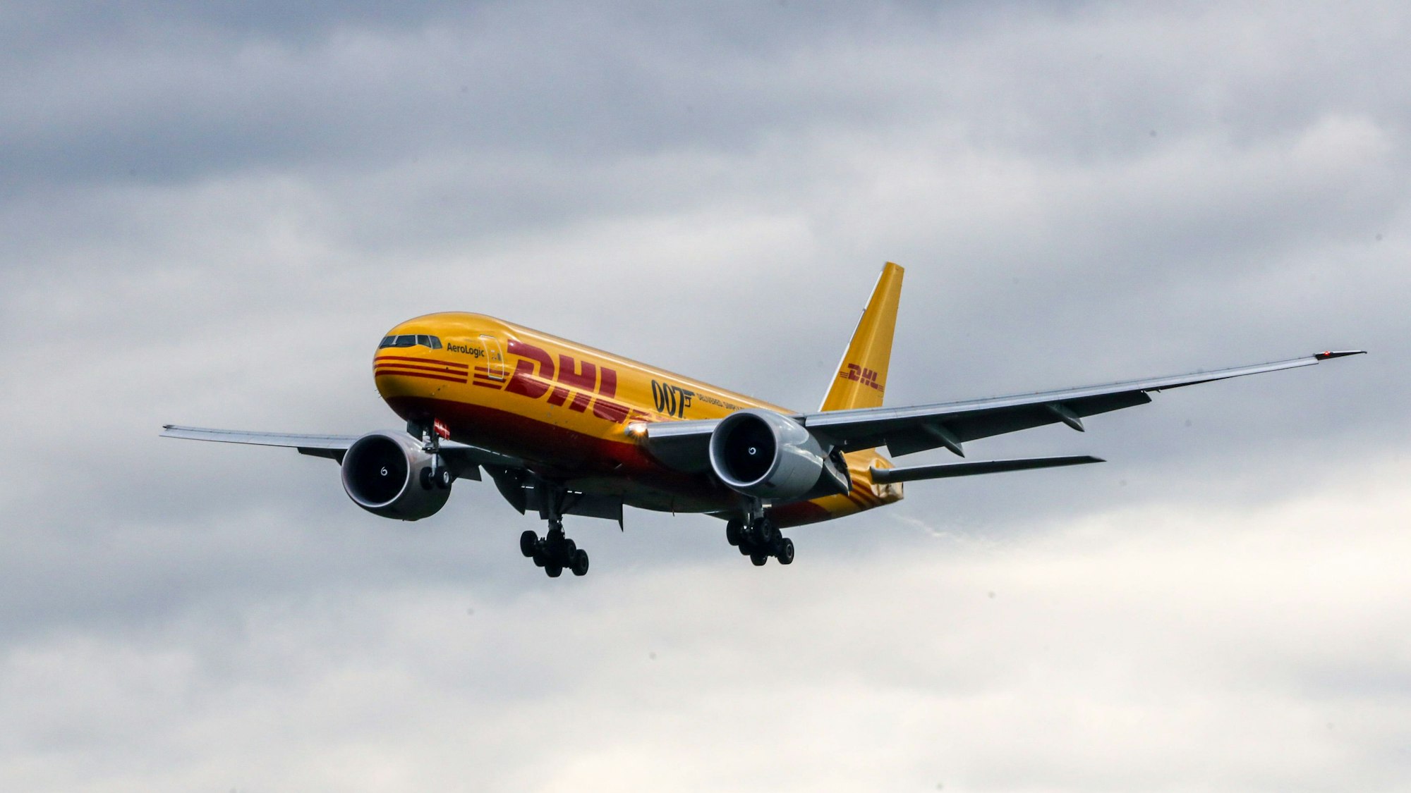 Eine Boeing 777 der Frachtfluggesellschaft DHL im Landeanflug auf einen Flughafen. (Symbolbild)