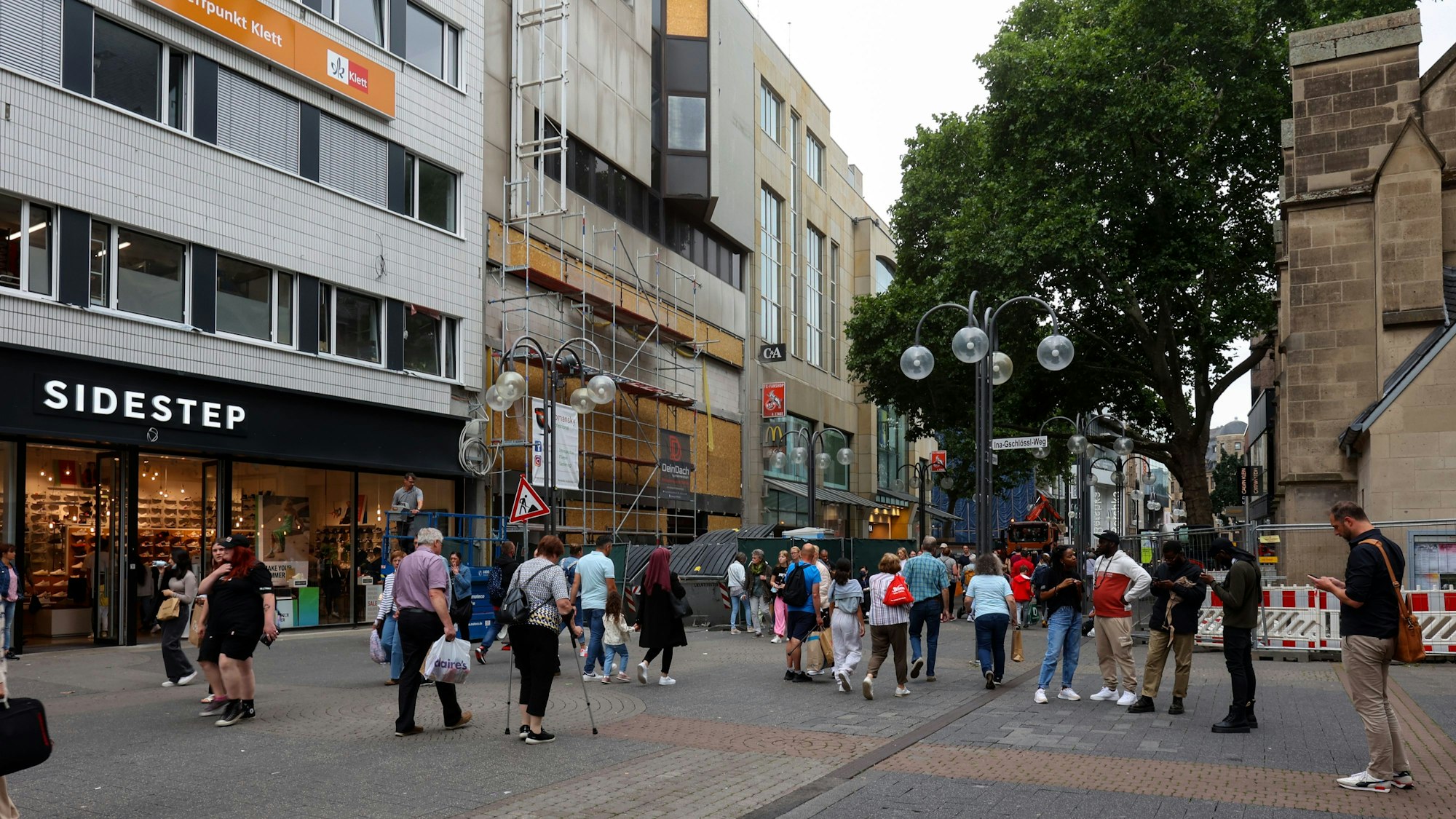 Menschen gehen über die Schildergasse in Köln.