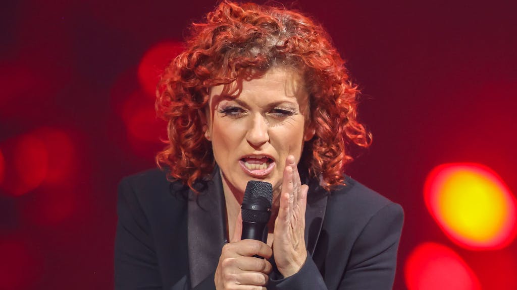 Sängerin Lucy Diakovska steht in der Show „Das große Schlagercomeback“ auf der Bühne.