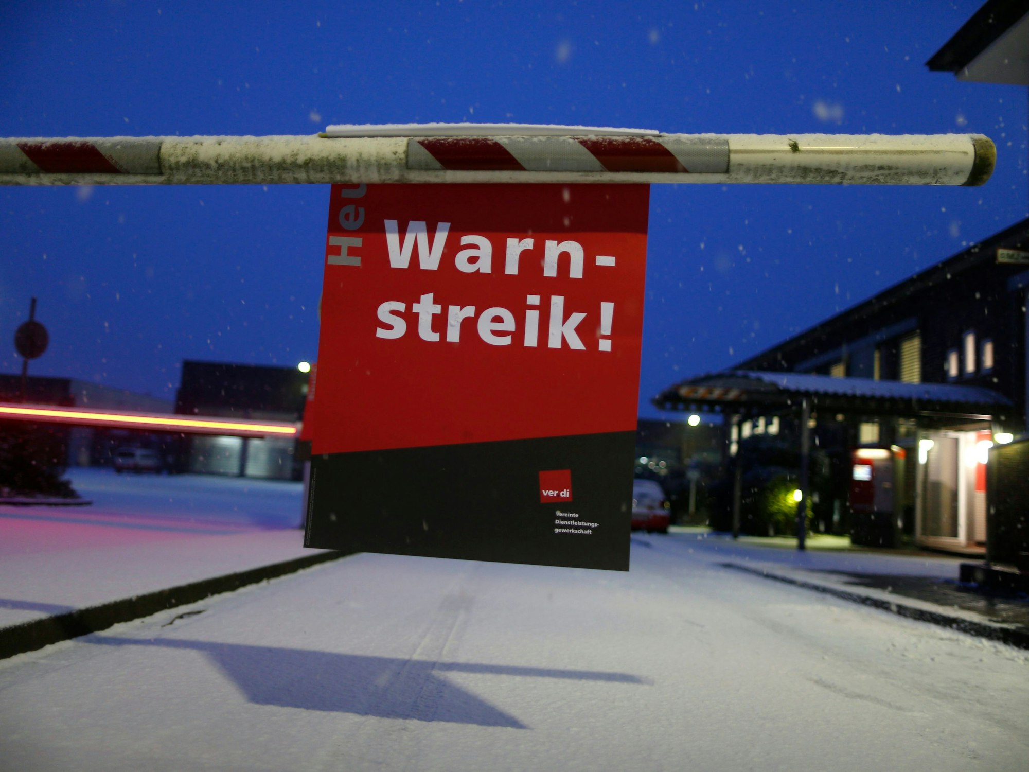Ein Plakat mit der Aufschrift „Warnstreik“ hängt an einer Schranke am Bus-Depot in Dortmund (Archivbild 2018).