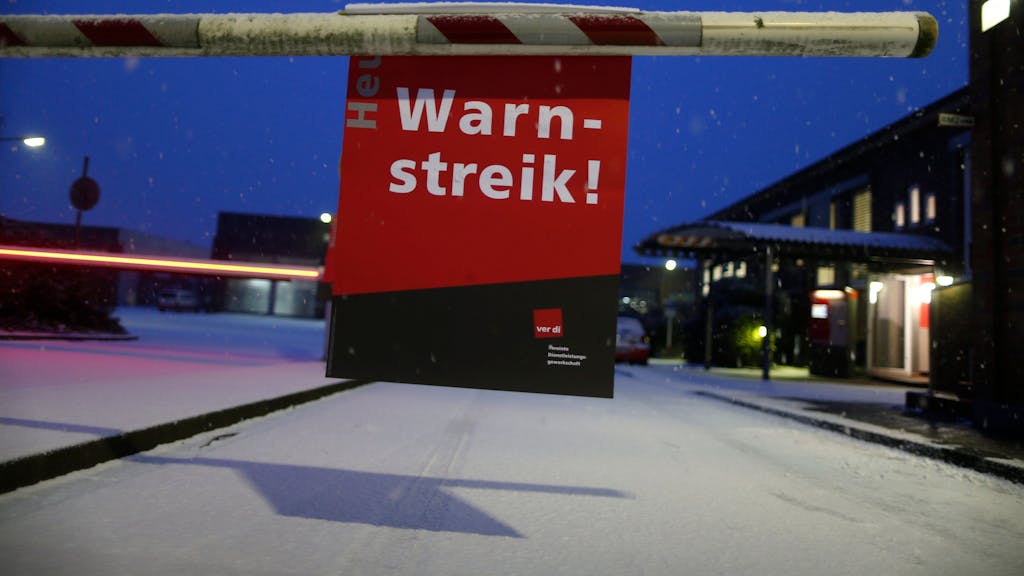 Ein Plakat mit der Aufschrift „Warnstreik“ hängt an einer Schranke am Bus-Depot in Dortmund (Archivbild 2018).