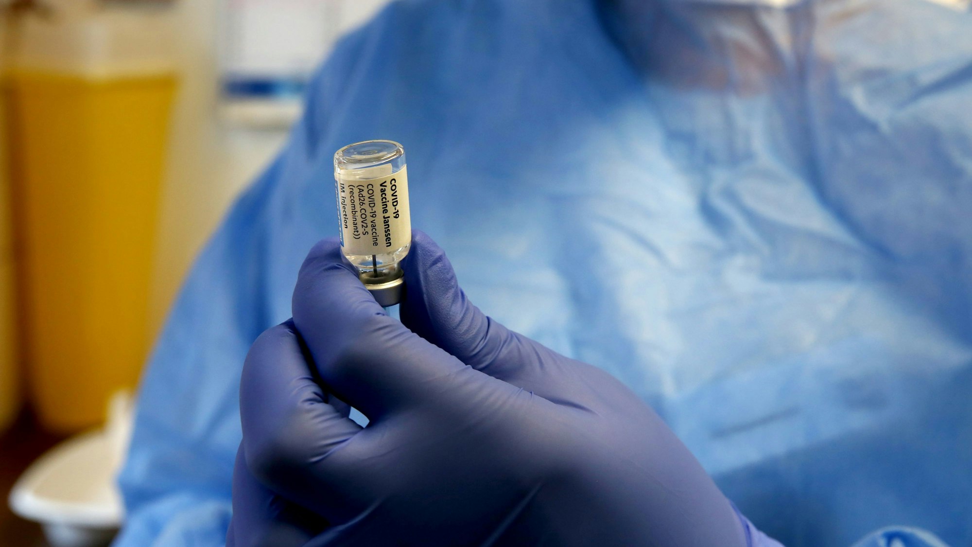 Ein Arzt zieht im Caritas-Zentrum in Meschenich eine Spritze mit dem Impfstoff „Covid-19 Vaccine Janssen“ des Herstellers Johnson und Johnson auf.