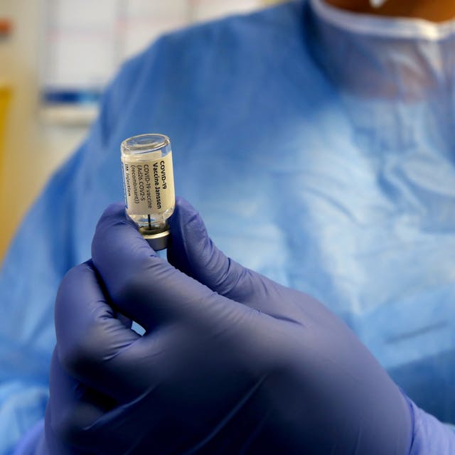 Ein Arzt zieht im Caritas-Zentrum in Meschenich eine Spritze mit dem Impfstoff „Covid-19 Vaccine Janssen“ des Herstellers Johnson und Johnson auf.&nbsp;