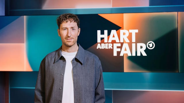 Moderator Louis Klamroth steht vor dem Logo der ARD-Talkshow „Hart aber fair“ in einem Fernsehstudio. Das Aussehen und die inhaltliche Ausrichtung des Formats ändern sich ab Januar 2024.