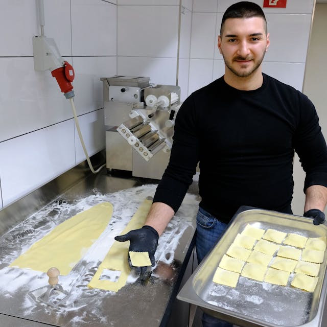 Riccardo Proietto in der Küche des Restaurants Lenti. Er präsentiert frisch hergestellte Pasta.