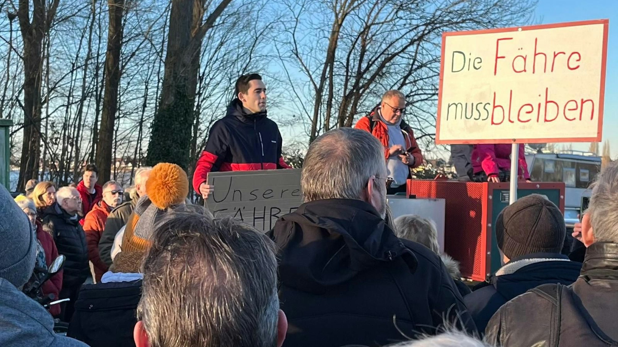 Mattis Dieterich, Vorsitzender des SPD-Ortsverbandes im Kölner Norden, sprach zu den Demonstrierenden.