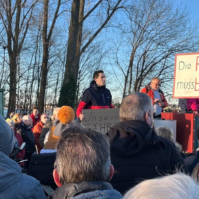 Mattis Dieterich, Vorsitzender des SPD-Ortsverbandes im Kölner Norden, sprach zu den Demonstrierenden.