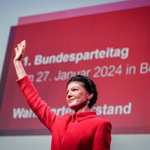 Sahra Wagenknecht, Parteivorsitzende, winkt beim Gründungsparteitag der neuen Wagenknecht-Partei, das „Bündnis Sahra Wagenknecht – für Vernunft und Gerechtigkeit“.