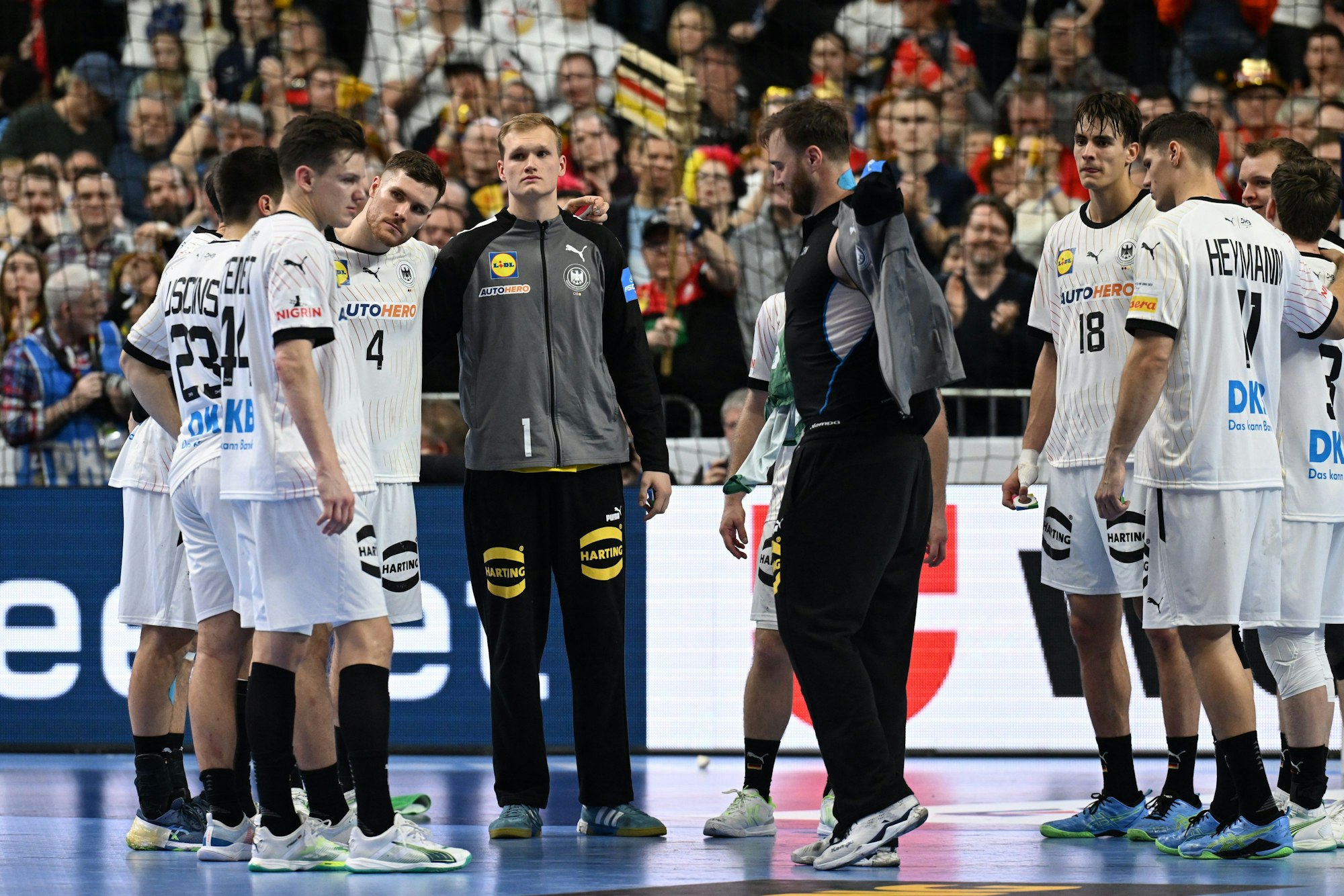 Die deutschen Handballer bilden einen Kreis nach der Niederlage im Spiel um Platz drei gegen Schweden.