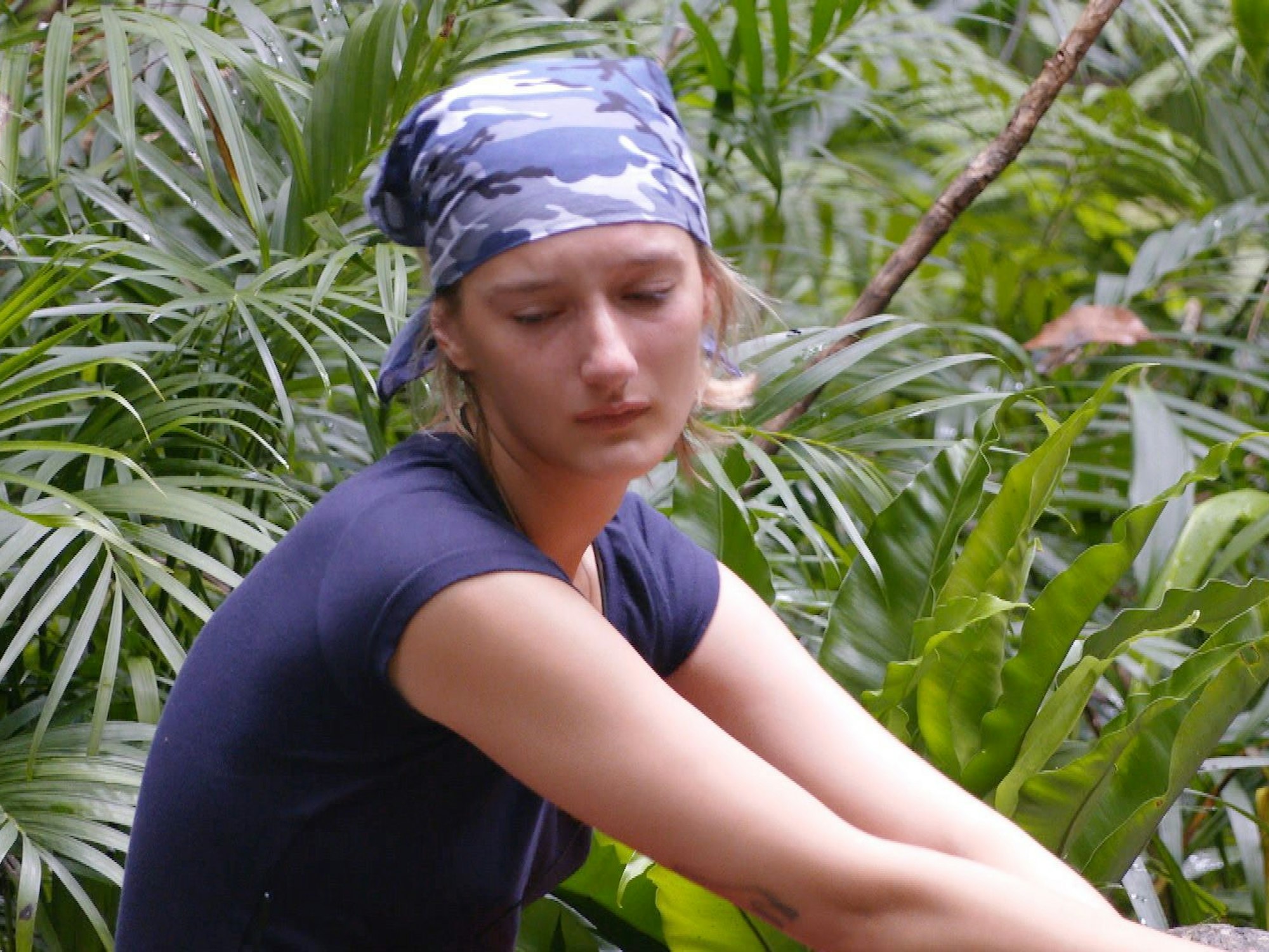 Schon am zweiten Tag saß Anya Elsner alleine und nachdenklich im Dschungelcamp am Weiher – und weinte.