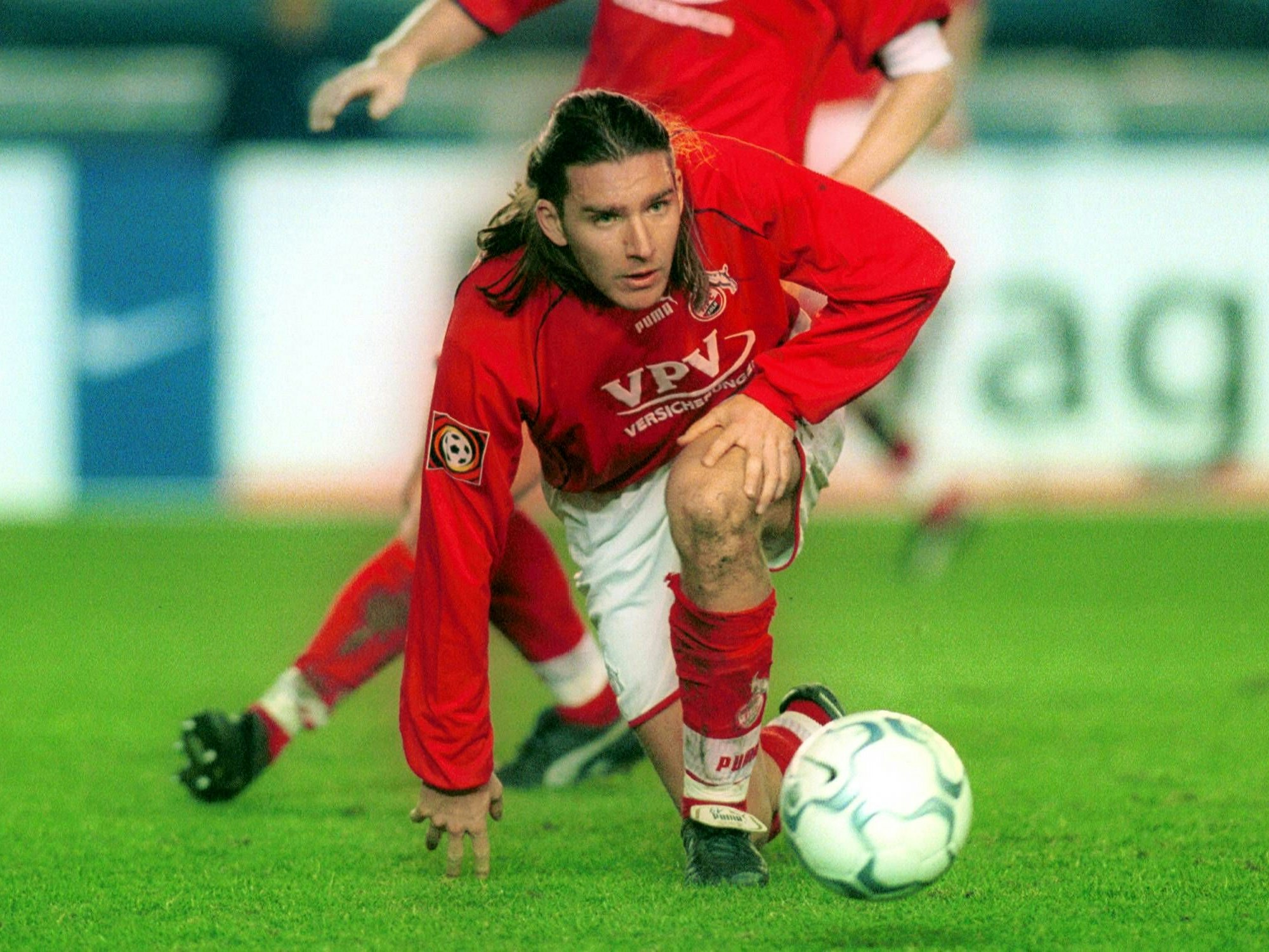 30. Januar 2002: Marc Zellweger (Köln) hat den Ball im Visier.