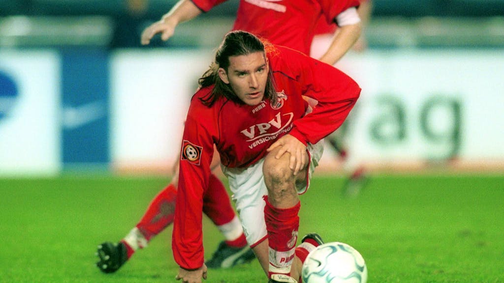 30. Januar 2002: Marc Zellweger (Köln) hat den Ball im Visier.