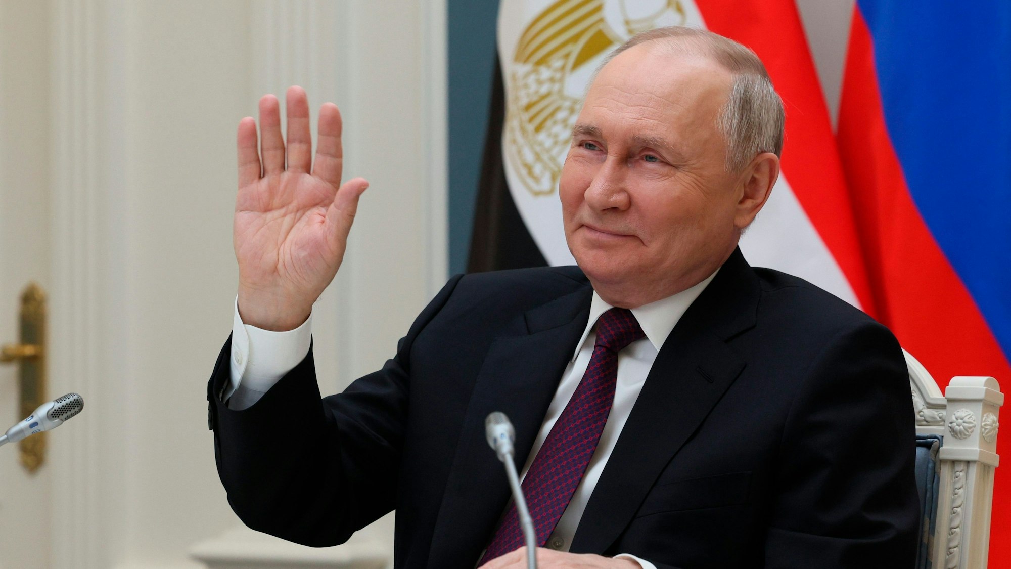 Wladimir Putin, Präsident von Russland, winkt während einer Videokonferenz. Putin kandidiert ab heute offiziell für das Präsidentenamt in der kommenden Wahl.