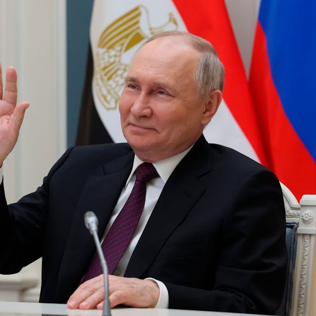 Wladimir Putin, Präsident von Russland, winkt während einer Videokonferenz. Putin kandidiert ab heute offiziell für das Präsidentenamt in der kommenden Wahl.