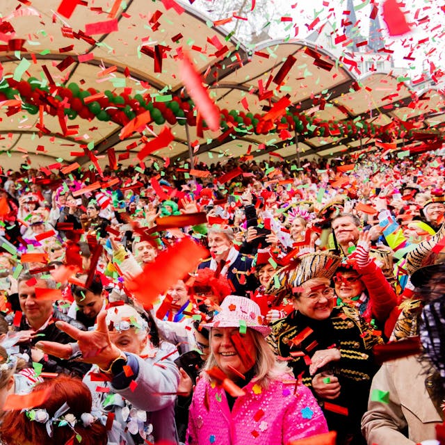 Köln: Karnevalisten feiern an Weiberfastnacht die Eröffnung des Straßenkarnevals auf dem Alter Markt. (Symbolbild)