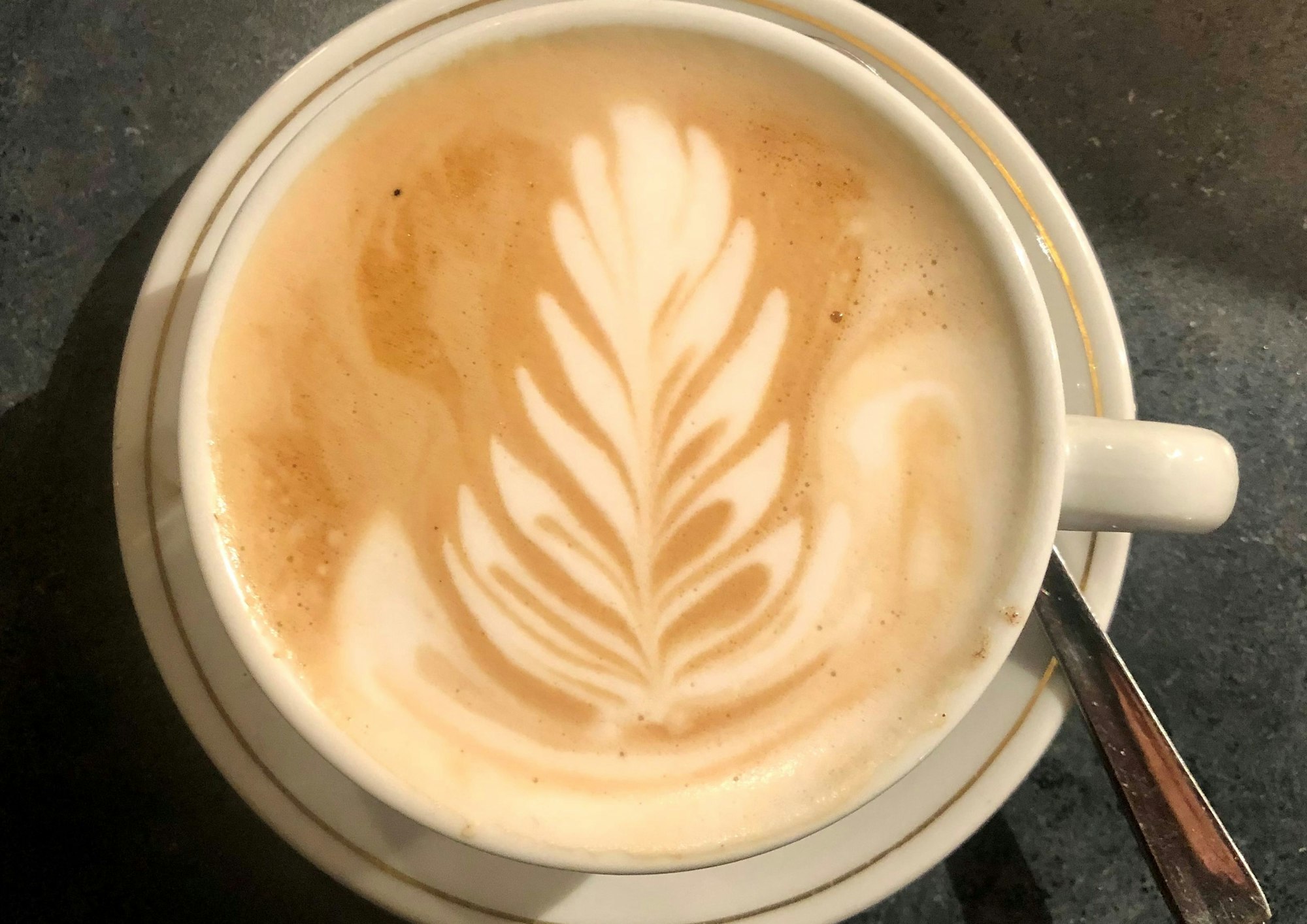 Tasse mit einem vorbildlichen Cappuccino