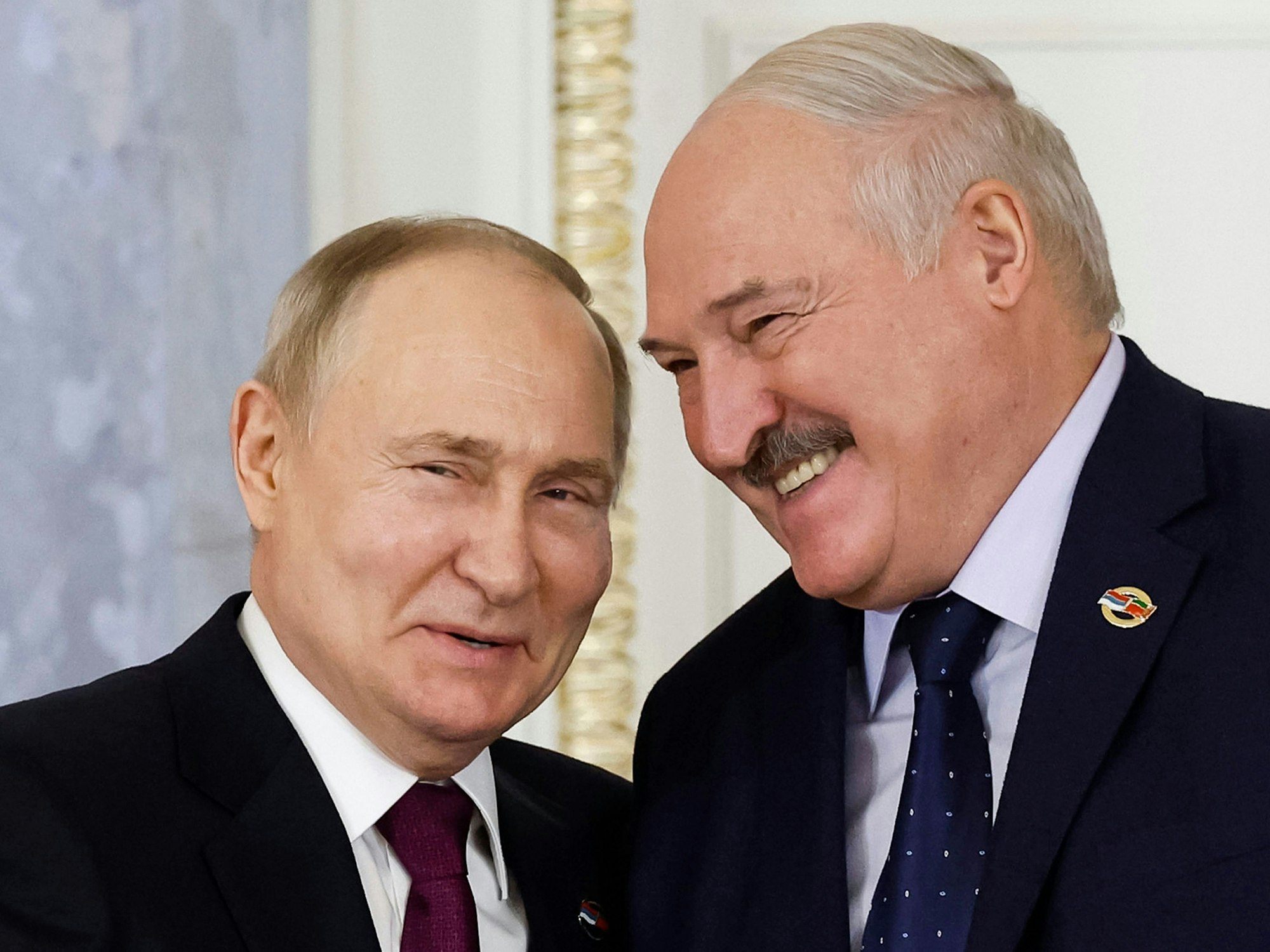 Der russische Präsident Wladimir Putin (links) und der weißrussische Präsident Alexander Lukaschenko geben sich während einer Sitzung in St. Petersburg am 29. Januar 2024 die Hand.