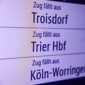 Köln: Eine Anzeigetafel informiert auf dem Hauptbahnhof über Zugausfälle.