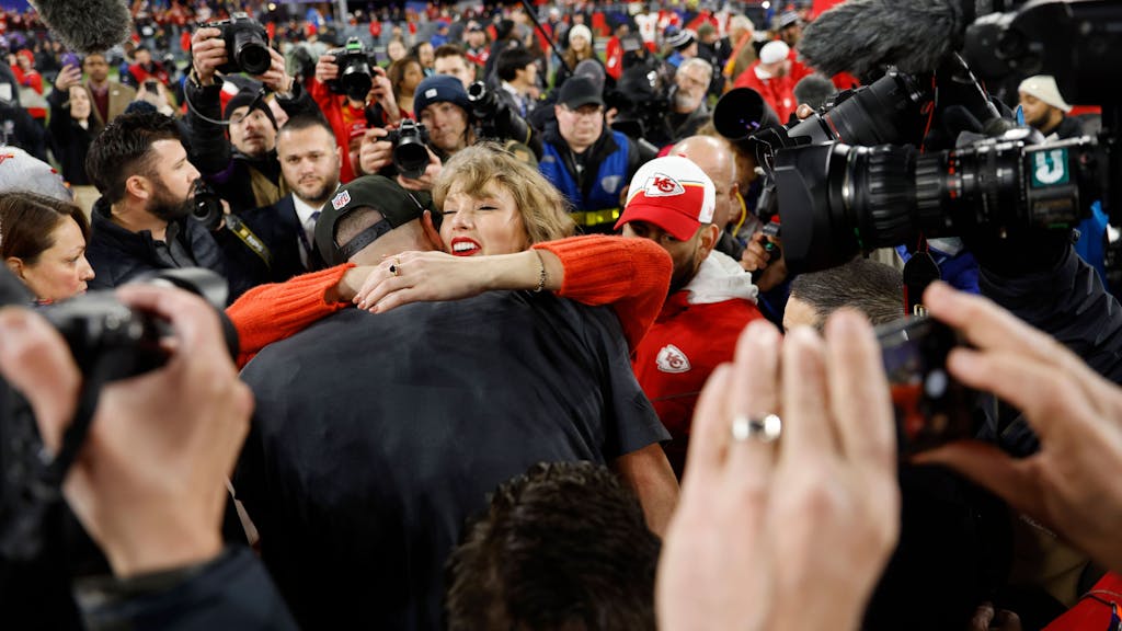 Taylor Swift und NFL-Spieler Travis Kelce umarmen sich nach dem Sieg in Baltimore.