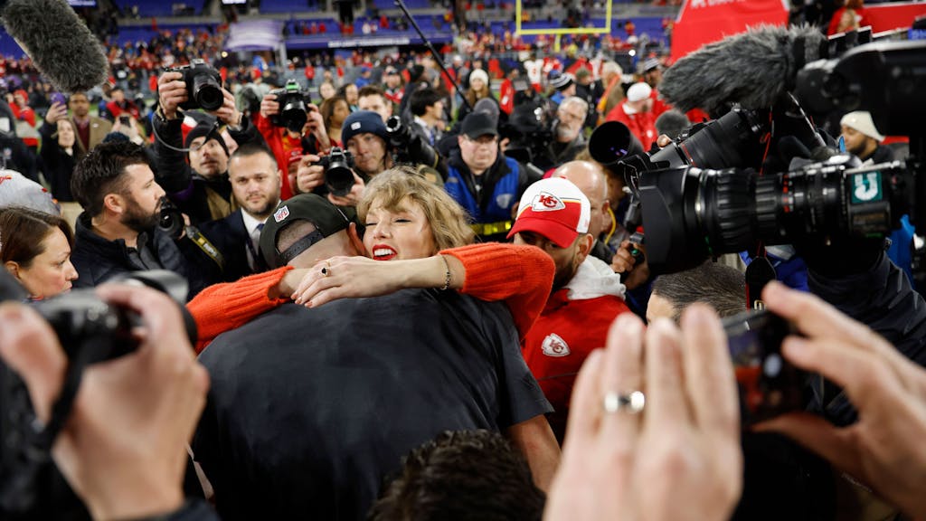 Taylor Swift und NFL-Spieler Travis Kelce umarmen sich nach dem Sieg in Baltimore.