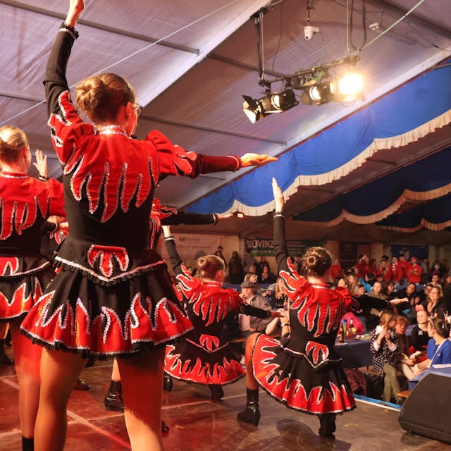 Zum großen Aufgebot beim Festival „Mueschbech danzt!“ gehörte auch die Tanzgarde Rot-Schwarz der KG Jecke Märjelingener aus Marialinden bei Overath.