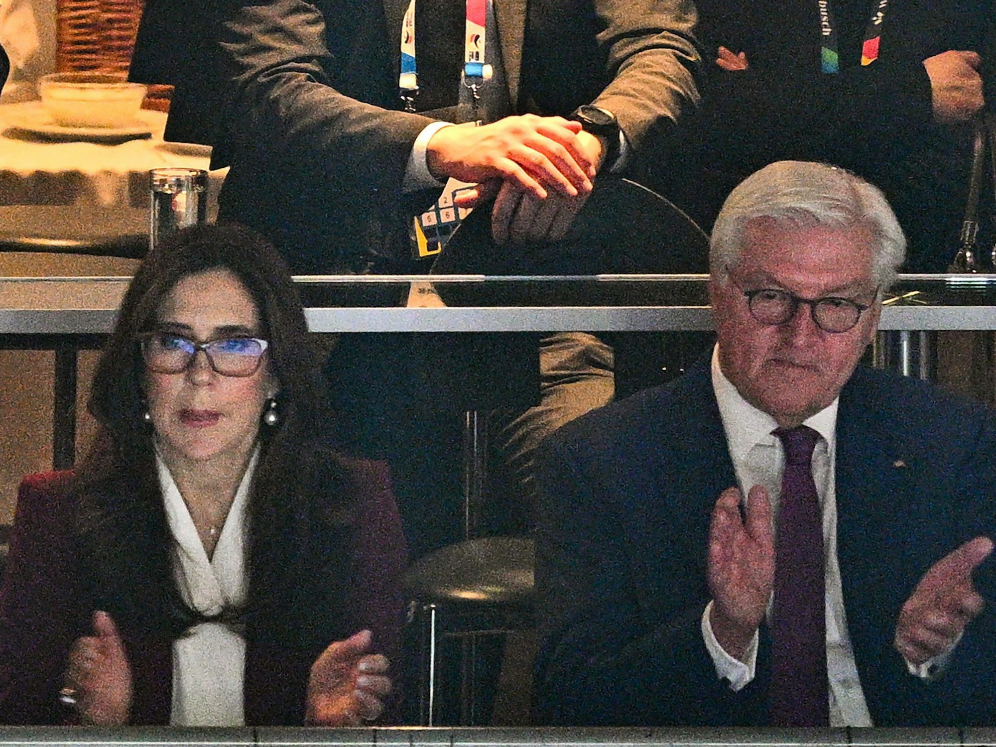 Bundespräsident Frank-Walter Steinmeier (r) und Dänemarks Königin Mary verfolgen das Finale.