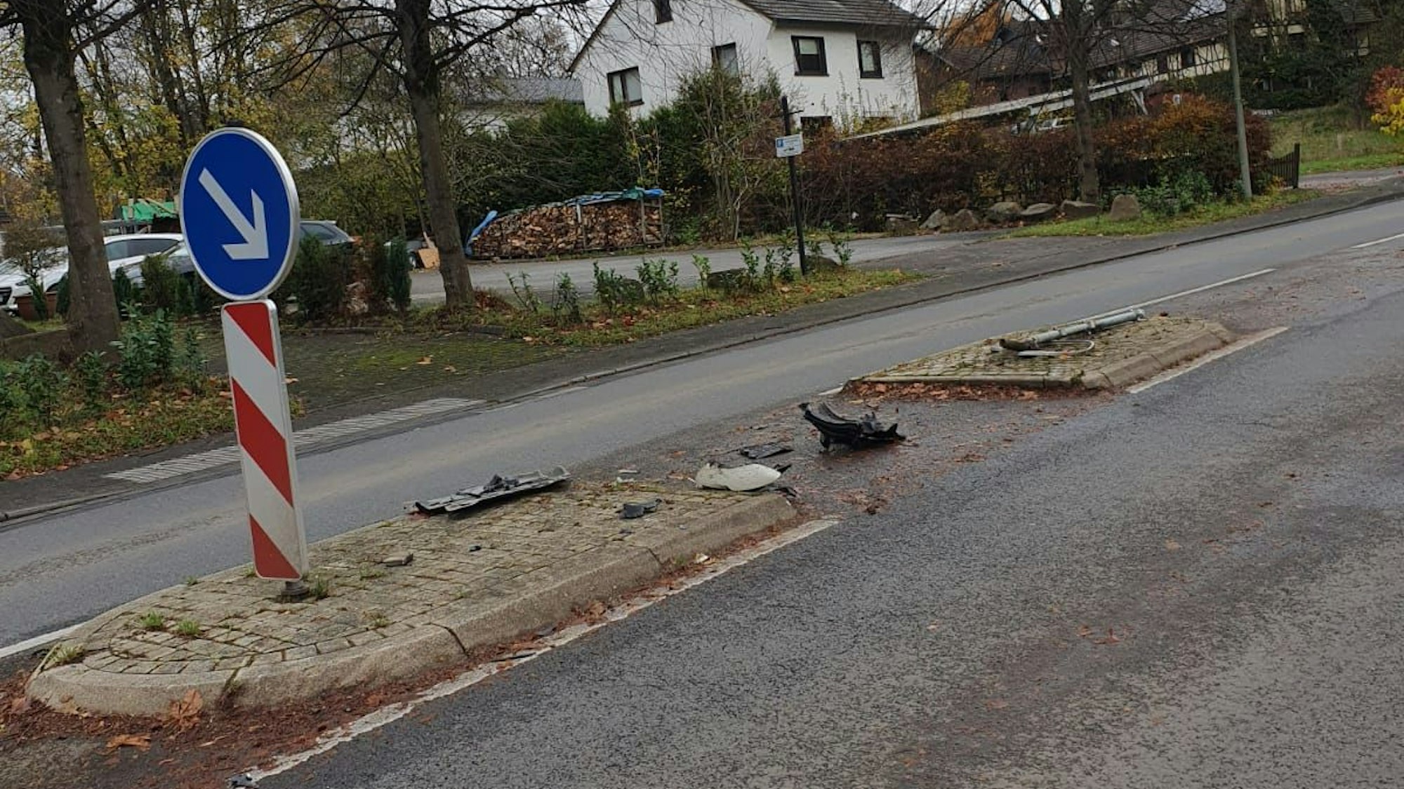 Gefährliche Ortsdurchfahrt in Much-Wellerscheid: Vor einigen Monaten wurde die Verkehrsinsel von einem Auto teils zerstört.