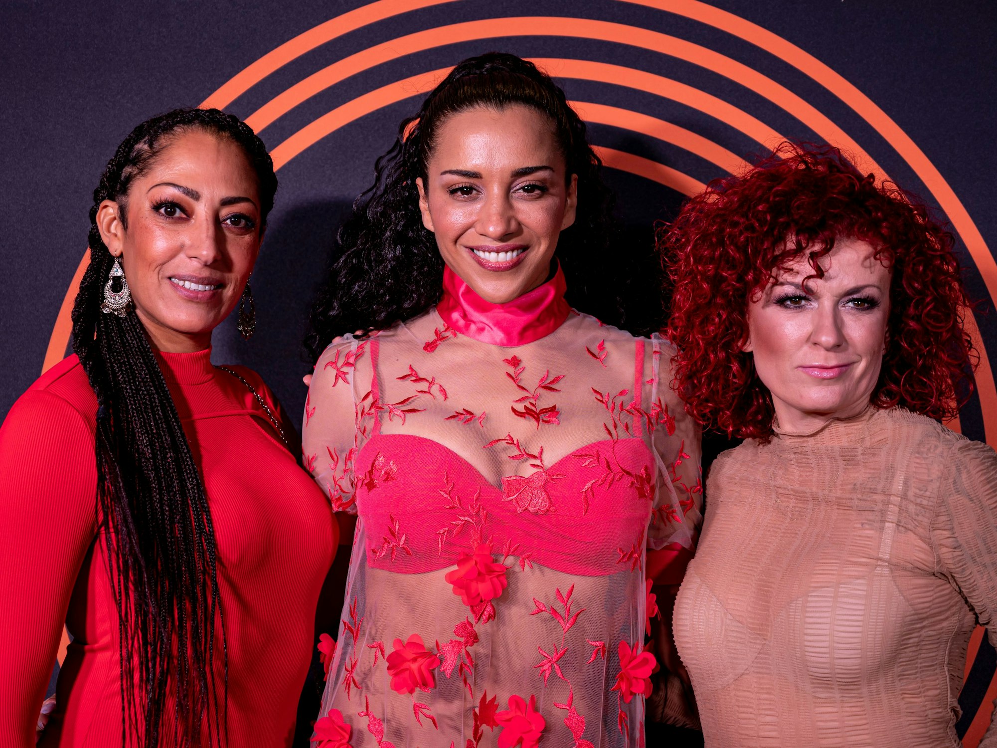 Die Band No Angels, Jessica Wahls (von links), Nadja Benaissa und Lucy Diakovska stehen auf dem Roten Teppich für den Preis für Popkultur.