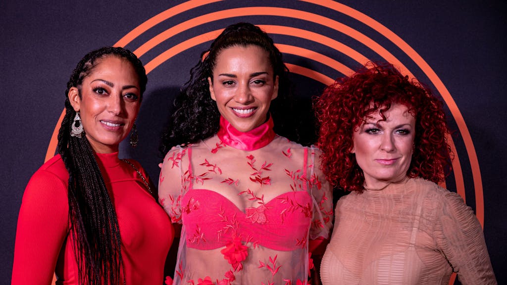 Die Band No Angels, Jessica Wahls (von links), Nadja Benaissa und Lucy Diakovska stehen auf dem Roten Teppich für den Preis für Popkultur.&nbsp;