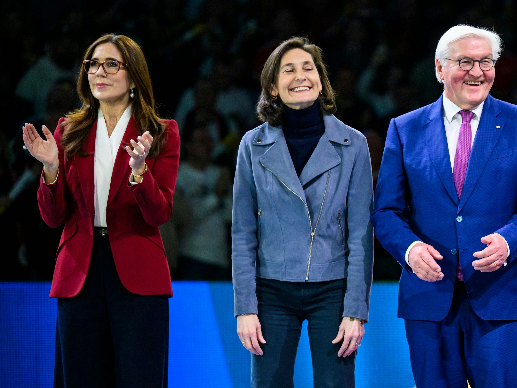 Dänemarks Königin Mary (l), Amelie Oudea-Castera, Ministerin für Bildung, Sport und Olympische Spiele von Frankreich, und Bundespräsident Frank-Walter Steinmeier (r) nehmen an der Siegerehrung teil.