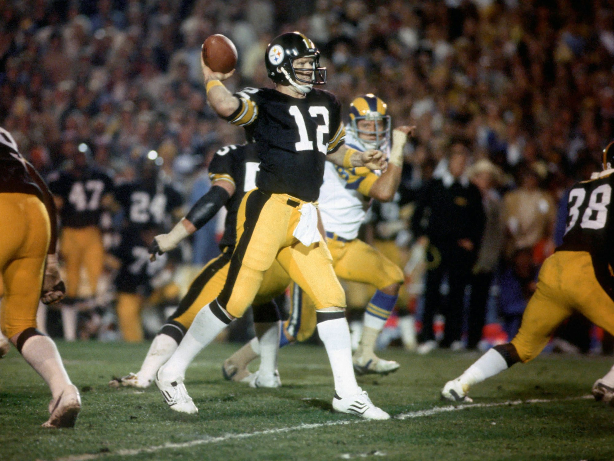 Terry Bradshaw, Quarterback der Pittsburgh Steelers, will beim Super Bowl XIV im Rose Bowl einen Pass gegen die Los Angeles Rams werfen.