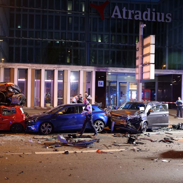 Köln, RSK, 14 Verletzte, der Unfall-Verursacher schwer. bei einer Karambolage in Deutz, kurz vor der Kreuzung am Stadthaus