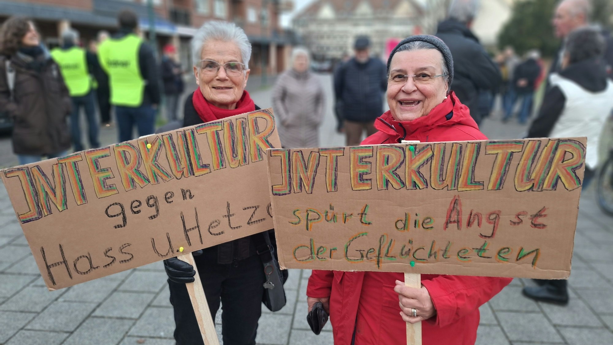 „Interkultur gegen Hass und Hetze“ und „Interkultur spürt die Angst der Geflüchteten“ steht auf den Plakaten, mit denen sich zwei Unterstützerinnen der Flüchtlingshilfe Interkultur an der Demonstration beteiligen.