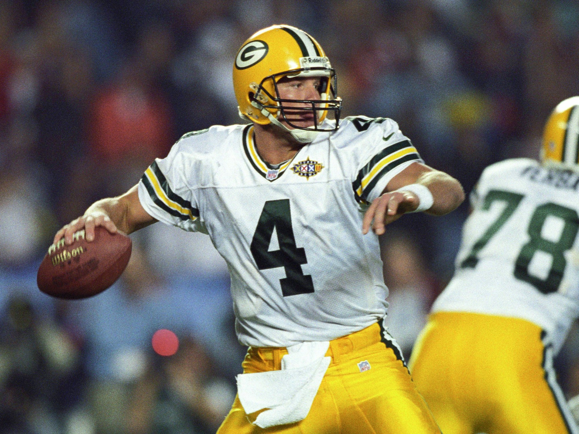 Green Bay Packers Quarterback Brett Favre im Einsatz gegen die Denver Broncos während des Super Bowl XXXII im Qualcomm Stadium.