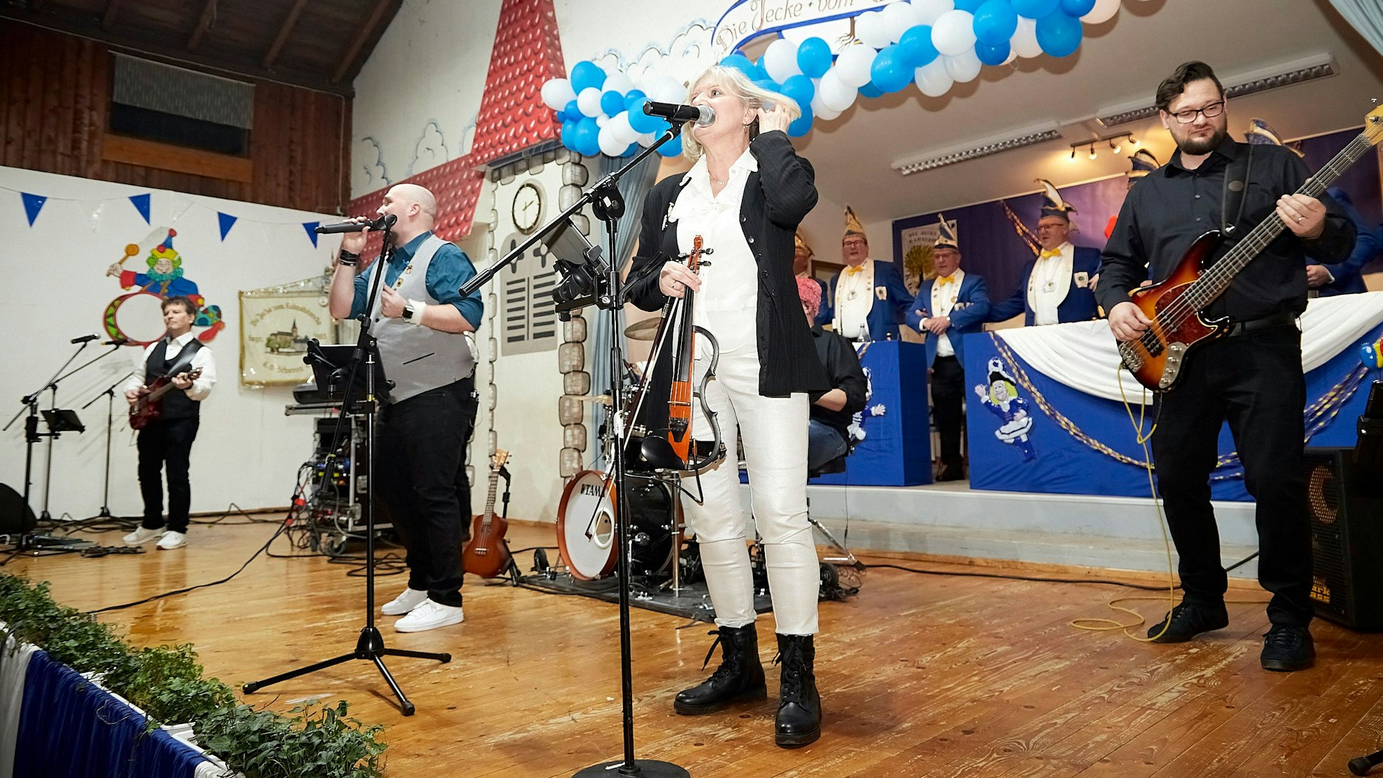 Das Bild zeigt die Musiker von Zollhuus Colonia auf der Bühne.