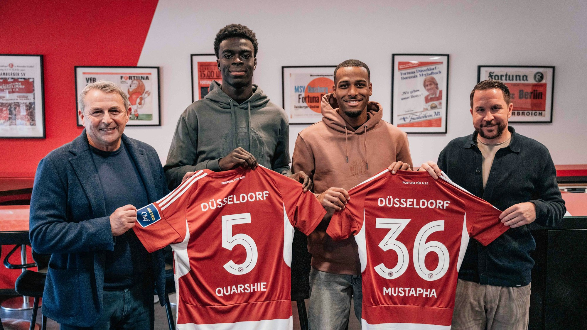 Fortuna Düsseldorfs Sport-Vorstand Klaus Allofs posiert mit den beiden Winter-Zugängen Joshua Quarshie und Marlon Mustapha sowie Sportdirektor Christian Weber.