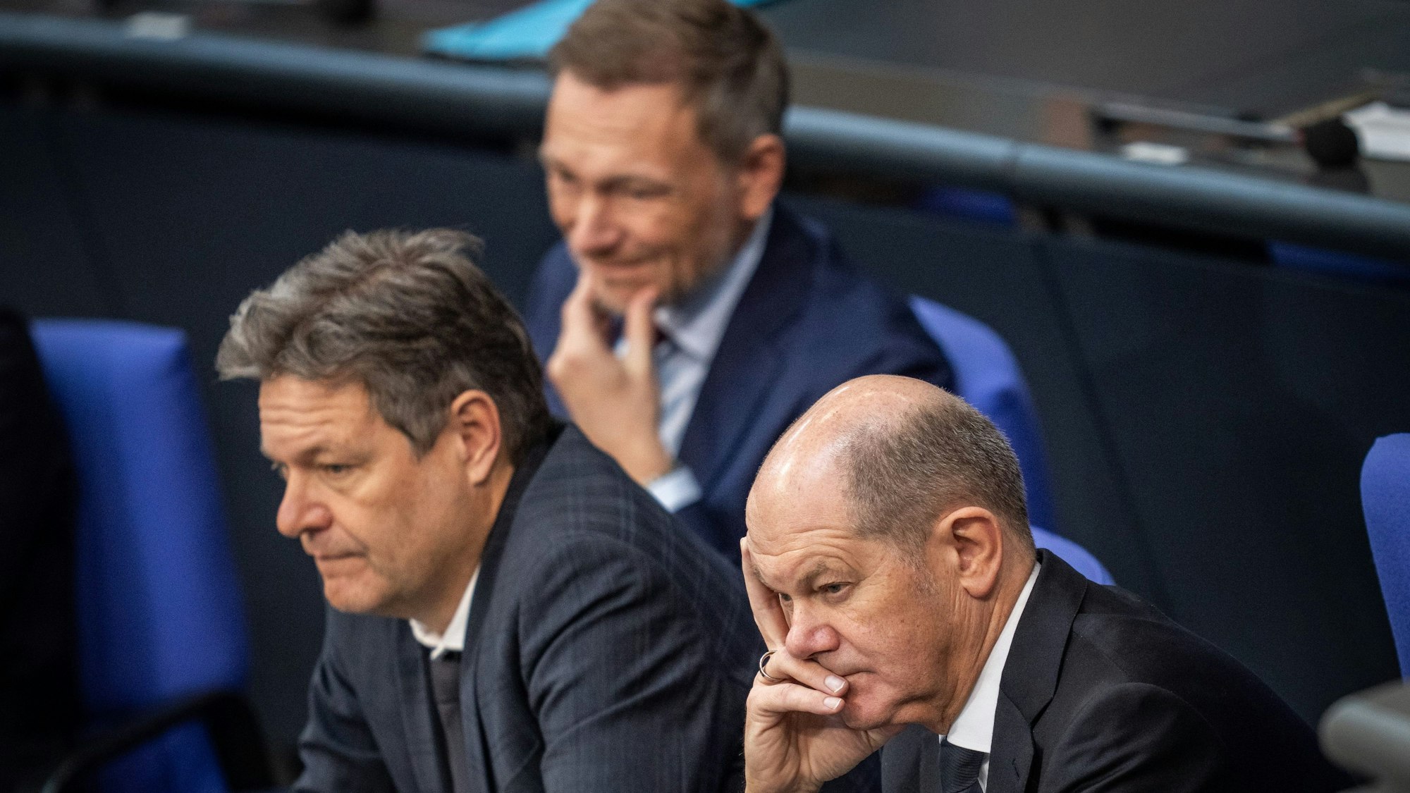 Bundeskanzler Olaf Scholz (SPD), Robert Habeck (Bündnis 90/Die Grünen), Bundesminister für Wirtschaft und Klimaschutz, und Christian Lindner (FDP), Bundesminister der Finanzen, verfolgen die Debatte zum Auftakt der Haushaltswoche.