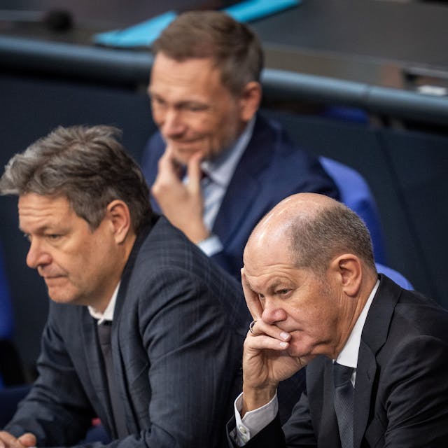 Bundeskanzler Olaf Scholz (SPD), Robert Habeck (Bündnis 90/Die Grünen), Bundesminister für Wirtschaft und Klimaschutz, und Christian Lindner (FDP), Bundesminister der Finanzen, verfolgen die Debatte zum Auftakt der Haushaltswoche.