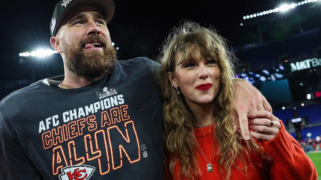 Travis Kelce und Taylor Swift stehen Arm in Arm in Baltimore und feiern den Super-Bowl-Einzug der Kansas City Chiefs.