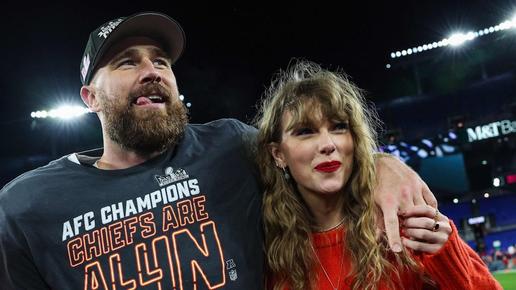 Travis Kelce und Taylor Swift stehen Arm in Arm in Baltimore und feiern den Super-Bowl-Einzug der Kansas City Chiefs.