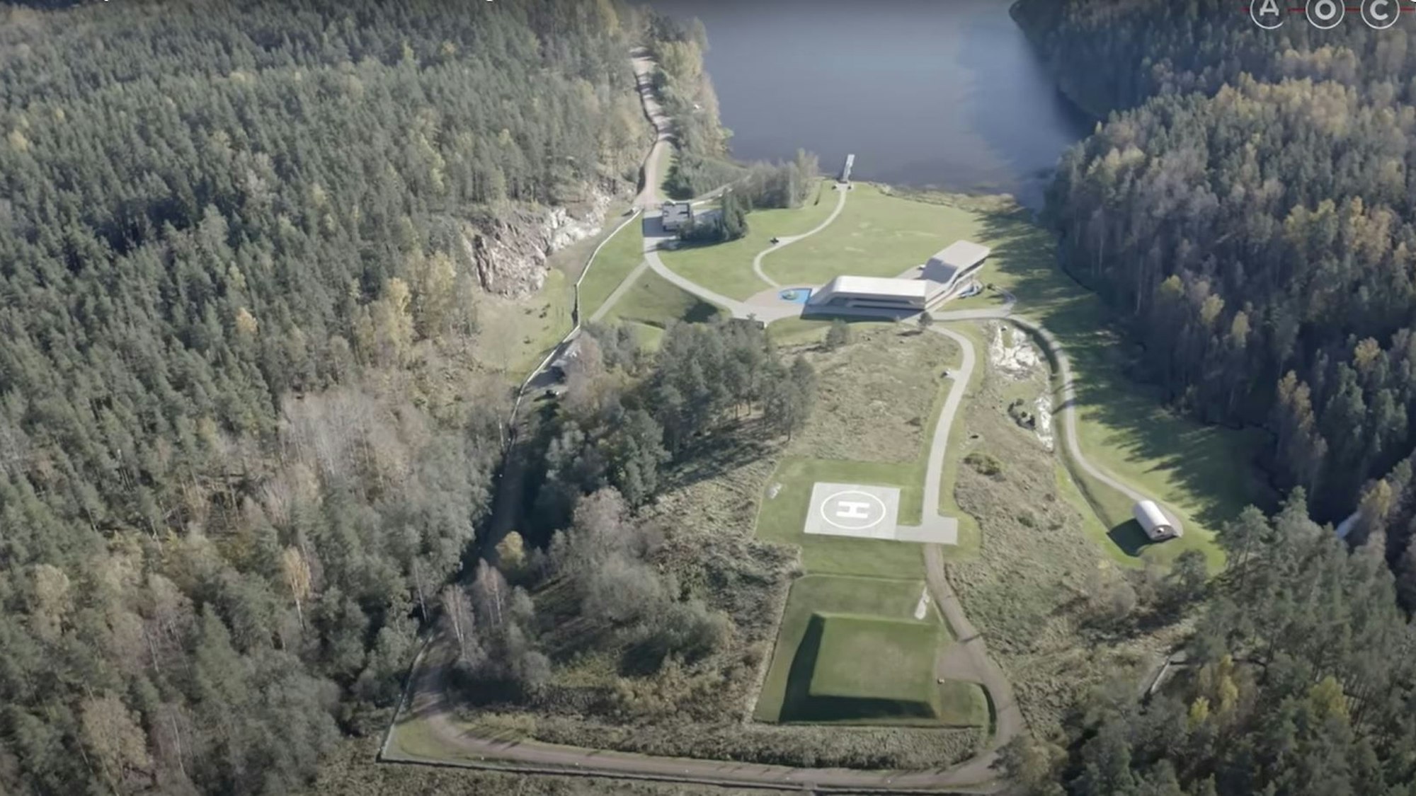 Ein Standbild aus dem Video des Dossier Centers, das einen Drohnenflug über Putins streng bewachte Residenz nahe der finnischen Grenze zeigt.