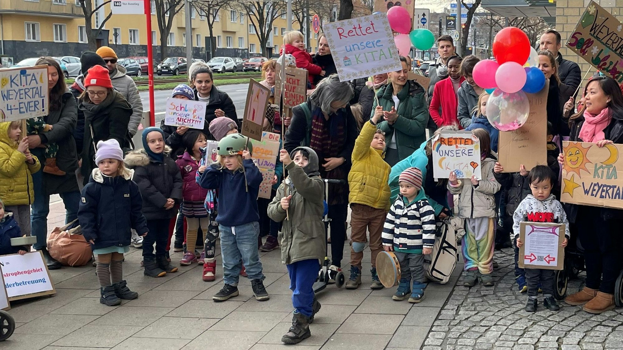 Die Eltern und Kinder der städtischen Kita Weyertal demonstrieren vor dem Bezirksrathaus Lindenthal.
