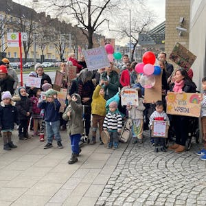 Die Eltern und Kinder der städtischen Kita Weyertal demonstrieren vor dem Bezirksrathaus Lindenthal.