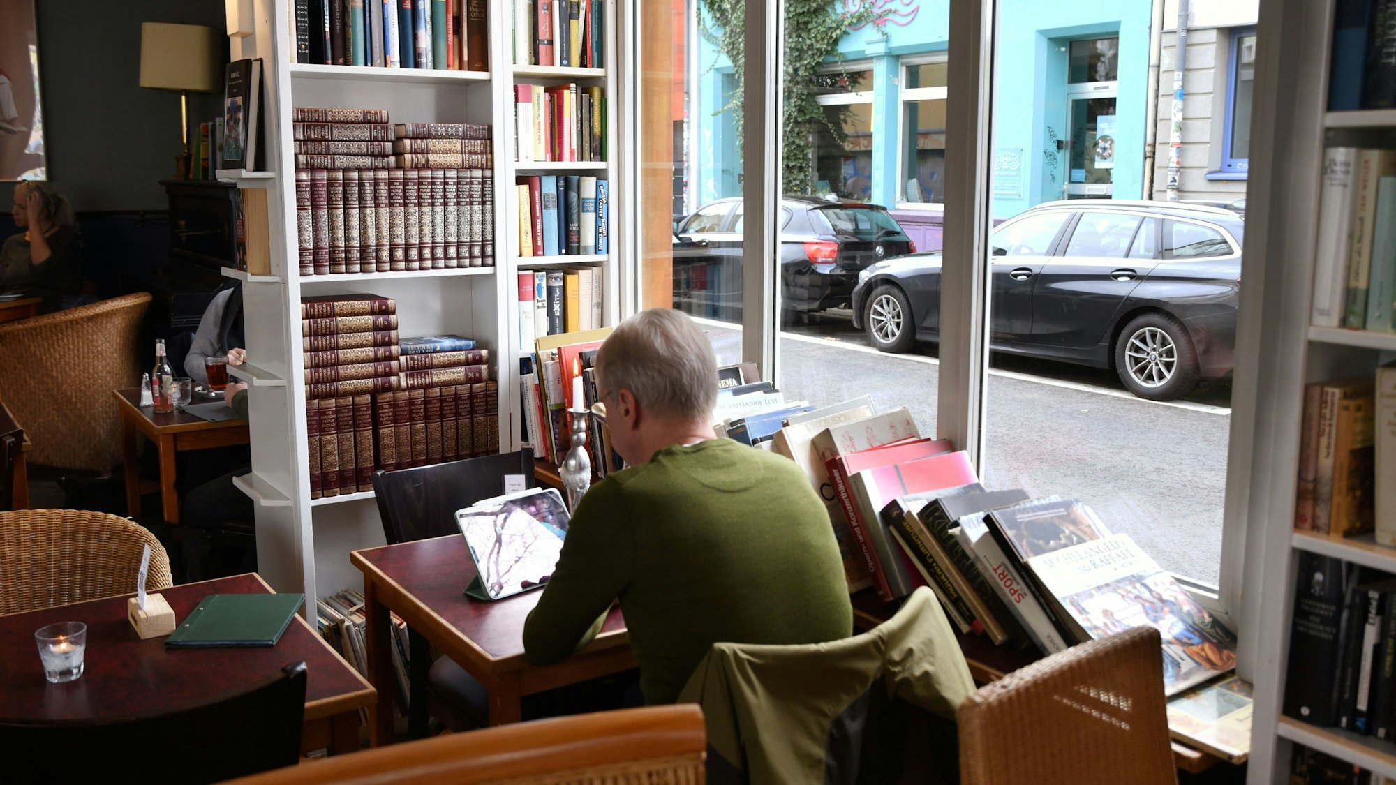 Lesestunden im Café sind Balsam für die Seele. Im Bild, das Café Goldmund in Ehrenfeld.