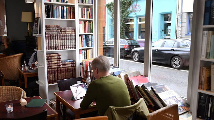 Lesestunden im Café sind Balsam für die Seele. Im Bild, das Café Goldmund in Ehrenfeld.
