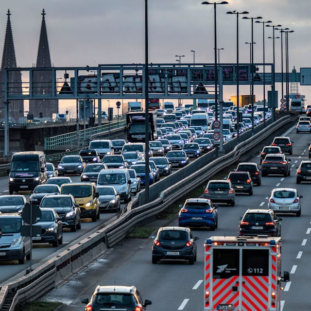 &nbsp;Köln: Auf der Zoobrücke staut sich der Verkehr. Die Vollsperrung der Autobahn A1 über die Autobahnbrücke Leverkusen sorgt im Stadtgebiet und auf dem Kölner Autobahnring zu noch größeren Verkehrseinschränkungen als sonst schon.&nbsp;