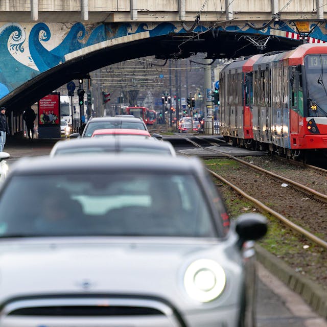 &nbsp;Köln: Straßenbahnen und Autos sind auf dem Ehrenfeldgürtel unterwegs.&nbsp;